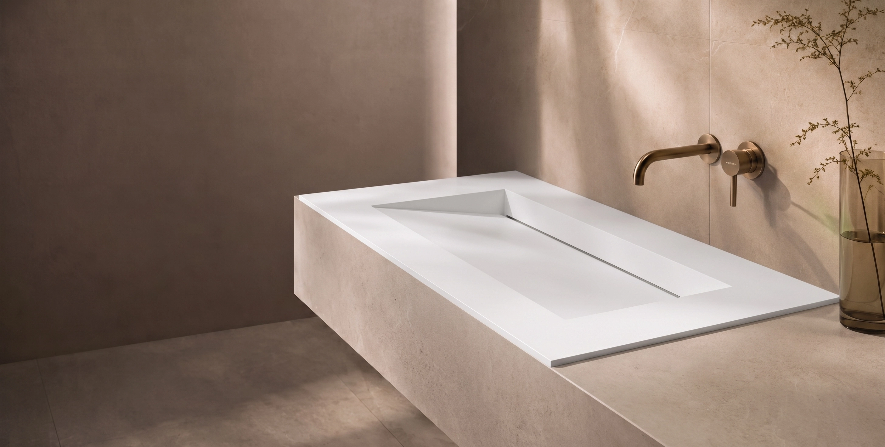 Baignoire îlot Balneo Premium dans une salle de bain moderne
