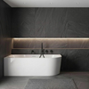 Baignoire à poser d’angle gauche Balneo AVOLA NO RIM 150 x 75 cm acrylique blanc avec cadre en acier inoxydable et 6 pieds stabilisateurs, avec trop-plein et bouchon blanc