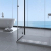 Caniveau de douche au sol Balneo Decor Next Drops 100 cm avec panneau décoratif en acier inoxydable brossé, siphon bas et bac de récupération profond
